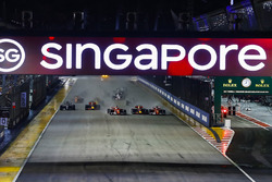 Sebastian Vettel, Ferrari SF70H, Max Verstappen, Red Bull Racing RB13, Kimi Raikkonen, Ferrari SF70H et le reste du peloton au départ
