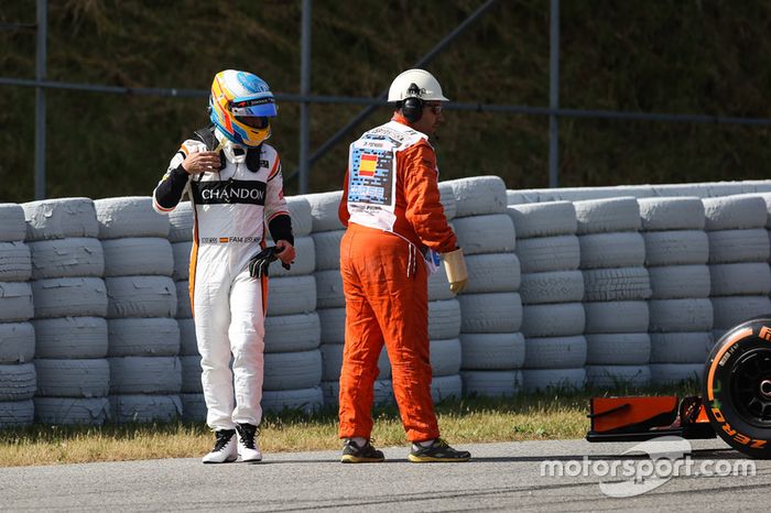 Fernando Alonso, McLaren se queda parado en la FP1