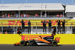 Фернандо Алонсо, McLaren MCL32, приймає привітання після фінішу на шостому місці