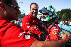 Lucas di Grassi, ABT Schaeffler Audi Sport, celebra con su equipo después de ganar el Campeonato