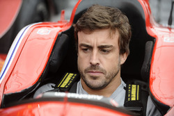 Fernando Alonso sentado en el coche de Marco Andretti