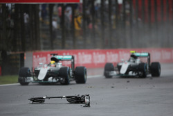 Lewis Hamilton, Mercedes AMG F1 W07 Hybrid, und Nico Rosberg, Mercedes AMG F1 W07 Hybrid, passieren