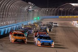 Restart: Kyle Busch, Joe Gibbs Racing Toyota, Daniel Suarez, Joe Gibbs Racing Toyota lead