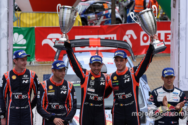 I vincitori Thierry Neuville, Nicolas Gilsoul, Hyundai Motorsport, al secondo posto Hayden Paddon, S