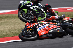 Sturz: Chaz Davies, Ducati Team; Jonathan Rea, Kawasaki Racing