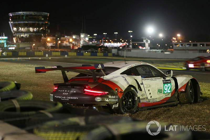 Accident de la #92 Porsche GT Team Porsche 911 RSR: Michael Christensen, Kevin Estre, Dirk Werner