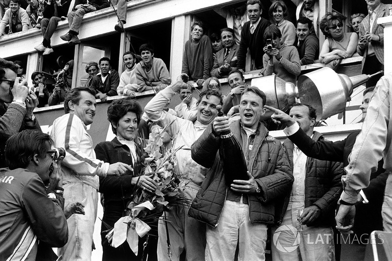 Podio: ganadores A.J. Foyt, Dan Gurney, segundo lugar Ludovico Scarfiotti, Mike Parks. Esta fue la primera vez que la champagne fue rociada en la celebración en un podio.