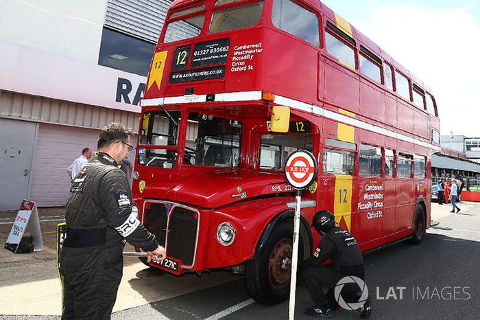 Un autobús Routemaster con invitados en pista durante la práctica
