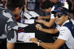 Felipe Massa, Williams, signe des autographes pour les fans avec Lance Stroll, Williams