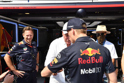 Руководитель Red Bull Racing Кристиан Хорнер, гонщик команды Макс Ферстаппен и глава TAG Heuer Жан-К