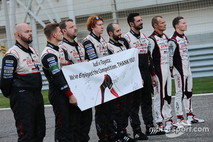 El equipo Toyota Racing muestra un mensaje a Audi en la parrilla
