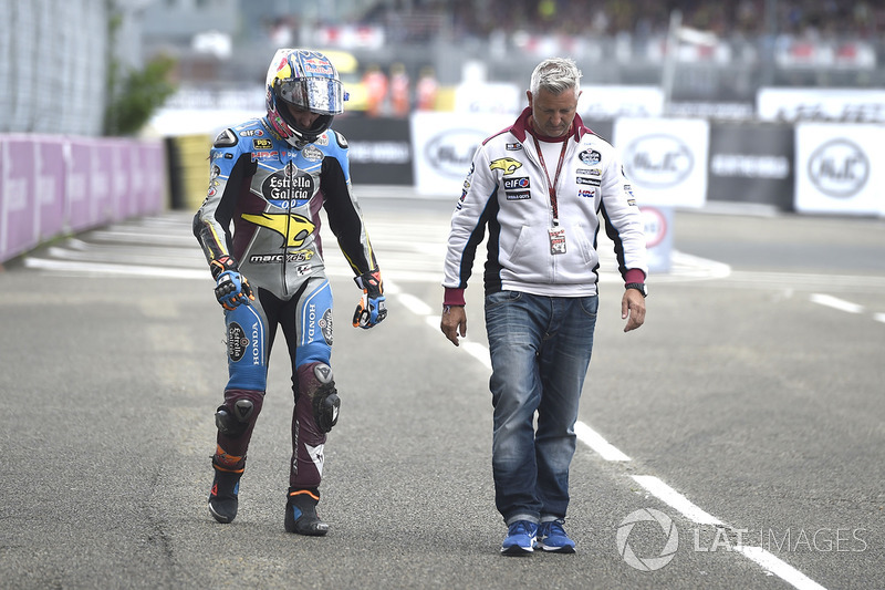 Jack Miller, Estrella Galicia 0,0 Marc VDS après sa chute, avec Stefan Prein