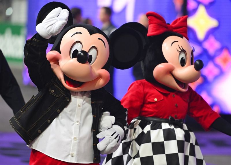Mickey y Minnie Mouse en el paddock