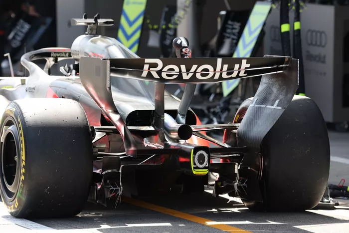 تفاصيل سيارة Audi R26