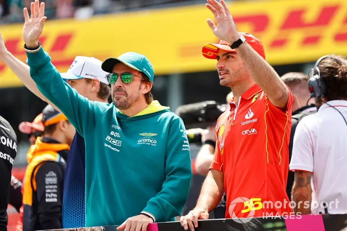 Fernando Alonso, Aston Martin F1 Team, Carlos Sainz, Scuderia Ferrari, saluent la foule lors de la parade des pilotes. 