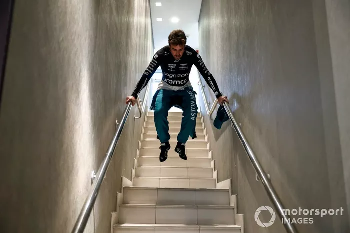 Fernando Alonso, Aston Martin F1 Team, se balancea en las barandillas