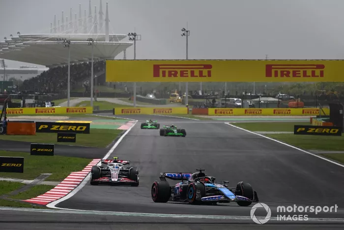 Esteban Ocon, Alpine A524, Nico Hulkenberg, Haas VF-24, Zhou Guanyu, Kick Sauber C44