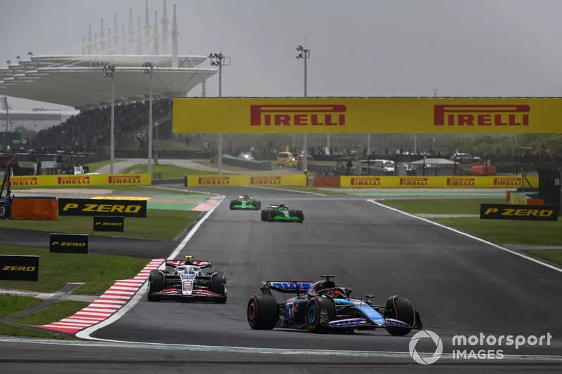 Esteban Ocon, Alpine A524, Nico Hulkenberg, Haas VF-24, Zhou Guanyu, Kick Sauber C44