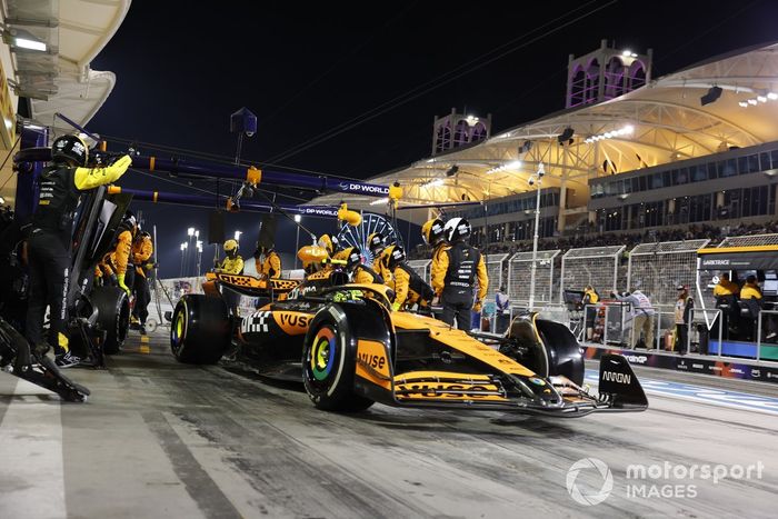 Lando Norris, McLaren MCL38 en boxes 