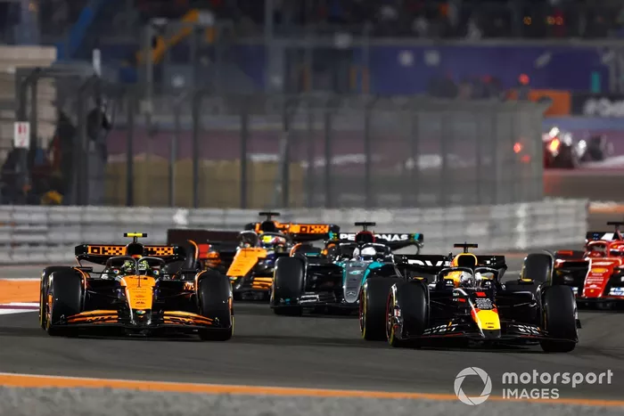 Max Verstappen, Red Bull Racing RB20, adelanta a Lando Norris, McLaren MCL38, por el liderato de la carrera.