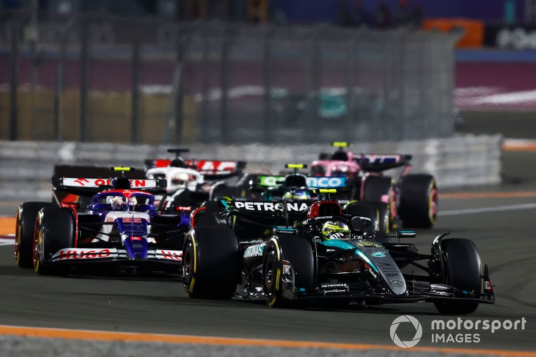 Lewis Hamilton, Mercedes F1 W15, Yuki Tsunoda, RB F1 Team VCARB 01 