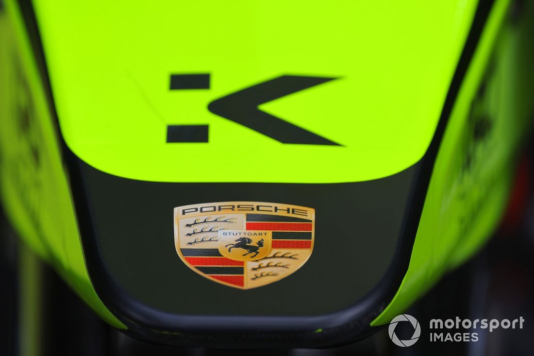 Logotipo de Porsche en el morro del Porsche 99X Electric WCG3 de Kiro Race Co.