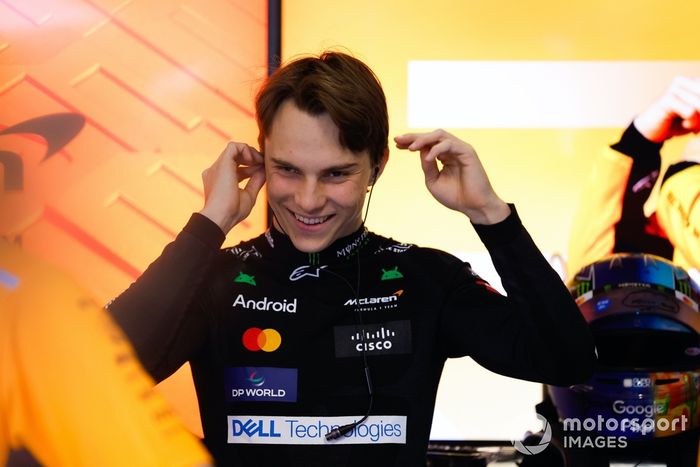 Oscar Piastri, McLaren F1 Team, se pone los tapones para los oídos
