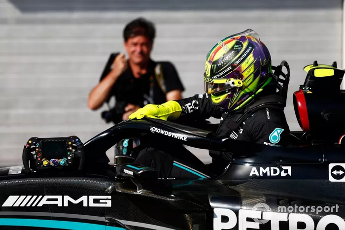 El hombre de la pole, Lewis Hamilton, Mercedes-AMG, llega al Parc Ferme