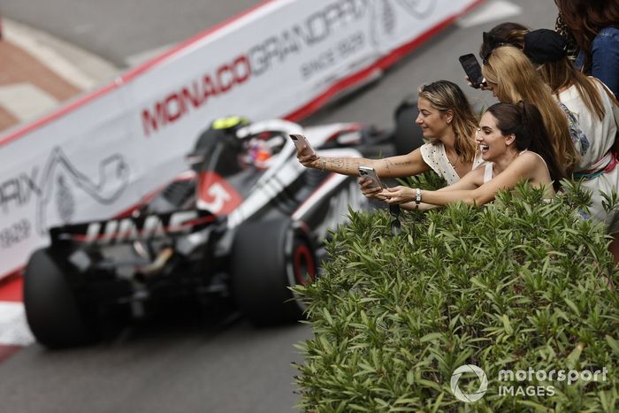 Los aficionados hacen fotos al paso de Nico Hulkenberg, Haas VF-23