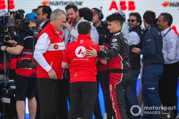 Roger Griffiths, director del equipo Avalanche Andretti, felicita a Pascal Wehrlein, Porsche, 2ª posición