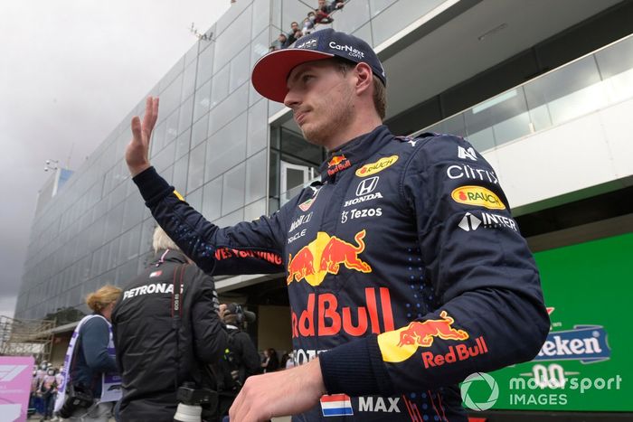 Segundo puesto Max Verstappen, Red Bull Racing, saluda desde el Parc Ferme tras la clasificación