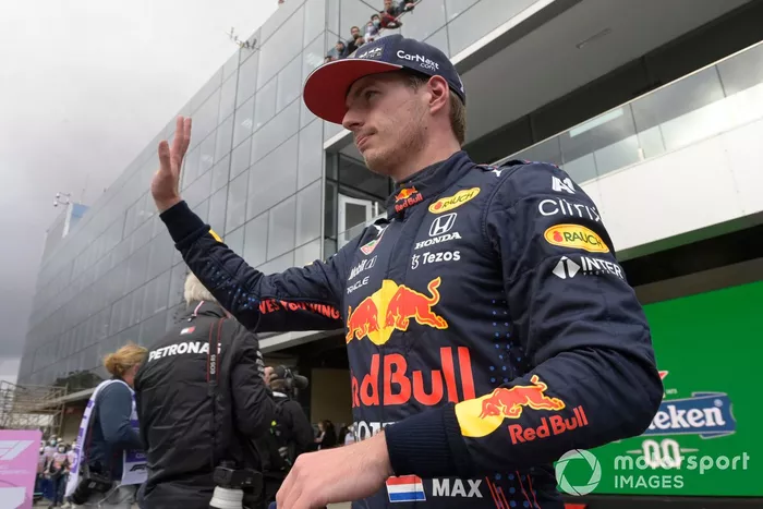 Segundo puesto Max Verstappen, Red Bull Racing, saluda desde el Parc Ferme tras la clasificación
