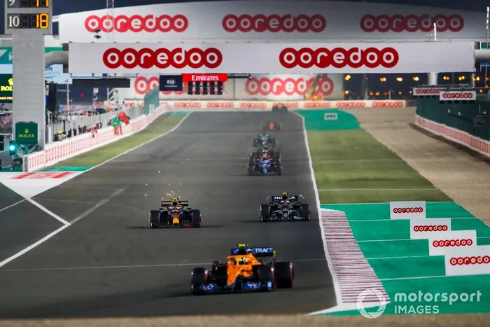 Lando Norris, McLaren MCL35M, Sergio Pérez, Red Bull Racing RB16B, y Pierre Gasly, AlphaTauri AT02