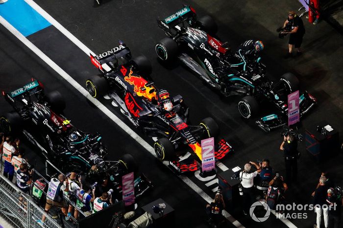 Lewis Hamilton, Mercedes, 1ª posición, Max Verstappen, Red Bull Racing, 2ª posición, y Valtteri Bottas, Mercedes, 3ª posición, llegan al Parc Ferme