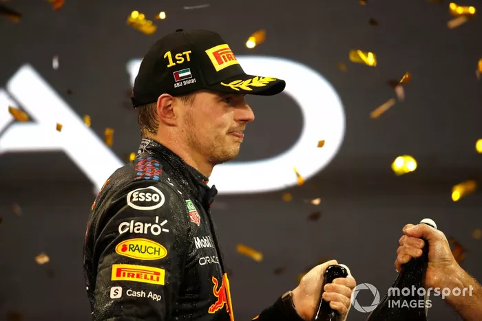 Podio: ganador y campeón del mundo Max Verstappen, Red Bull Racing
