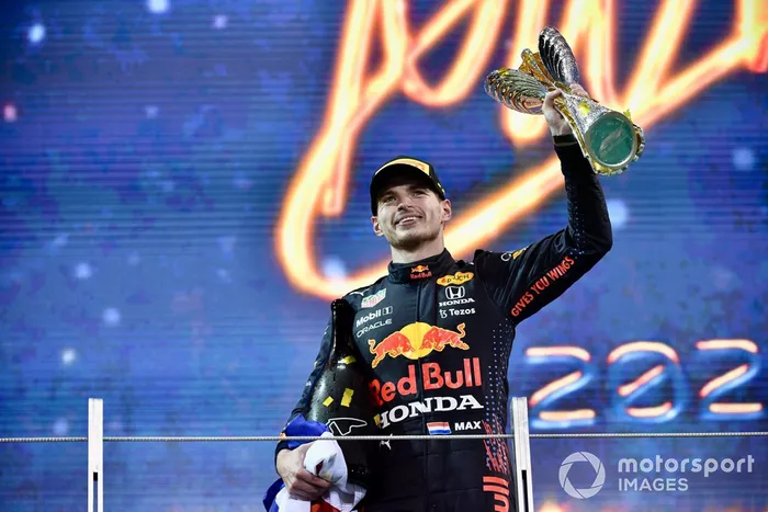Podio: ganador y campeón Max Verstappen, Red Bull Racing,
