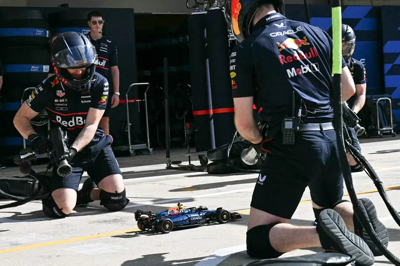 Les membres de l'équipe Red Bull Racing effectuent un arrêt au stand avec une voiture LEGO    