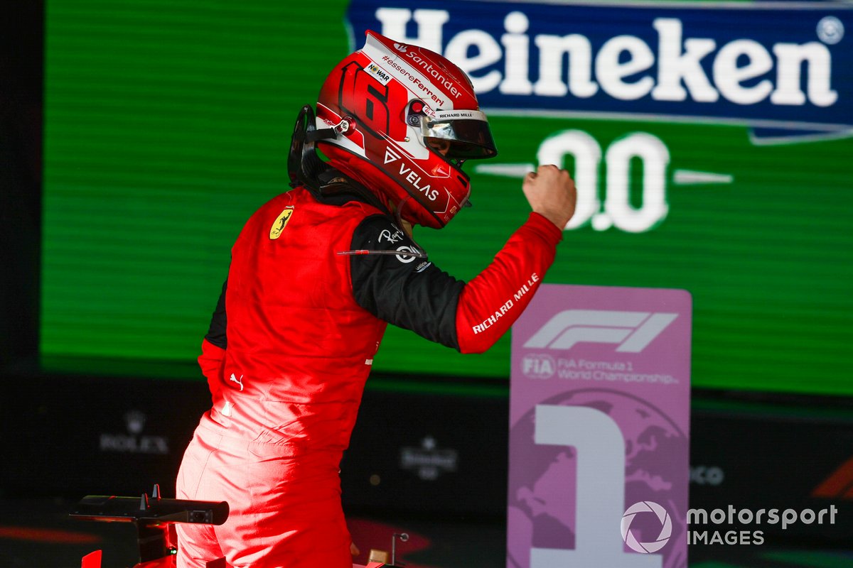 Charles Leclerc, Ferrari, ganador, celebra al llegar al parque cerrado