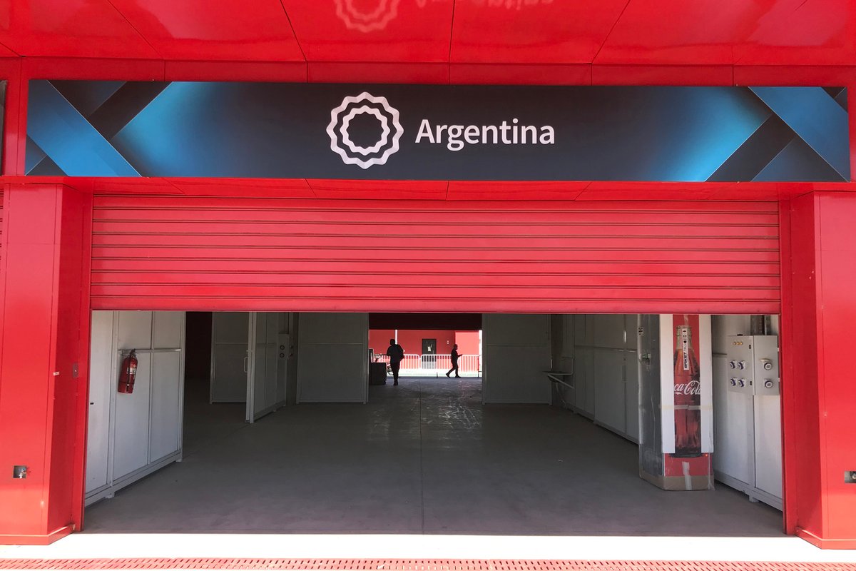 Garajes vacíos en Termas a la espera del material faltante.
