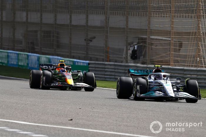 Lewis Hamilton, Mercedes W13, Sergio Pérez, Red Bull Racing RB18