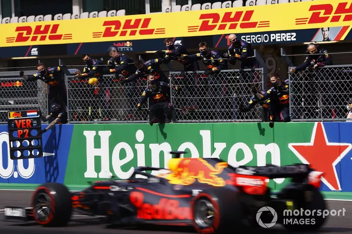Max Verstappen, Red Bull Racing RB16B,, secondo classificato, sorpassa il suo team sul pit wall alla fine della gara