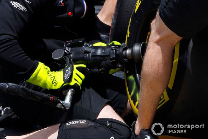 Detalle de la pistola de ruedas de Esteban Ocon, Alpine A521 pitstop