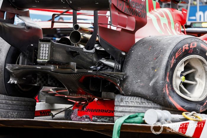El coche dañado de Charles Leclerc, Ferrari SF21, en una grúa