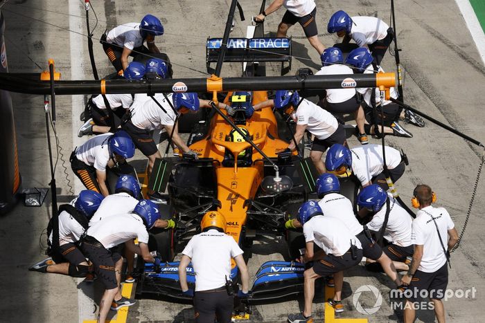 Lando Norris, McLaren MCL35M en pits 