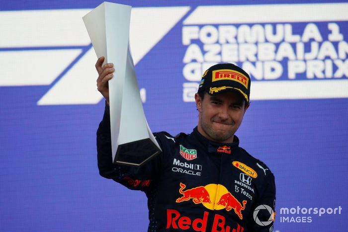 Podio: ganador de la carrera Sergio Pérez, Red Bull Racing