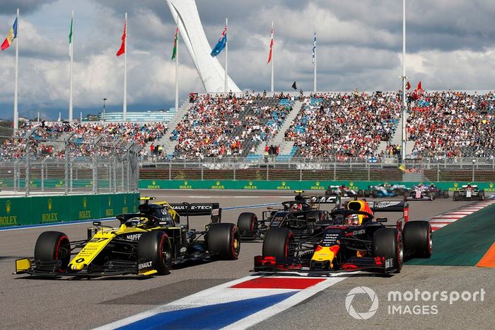 Nico Hulkenberg, Renault F1 Team R.S. 19, Max Verstappen, Red Bull Racing RB15, Kevin Magnussen, Haas F1 Team VF-19 