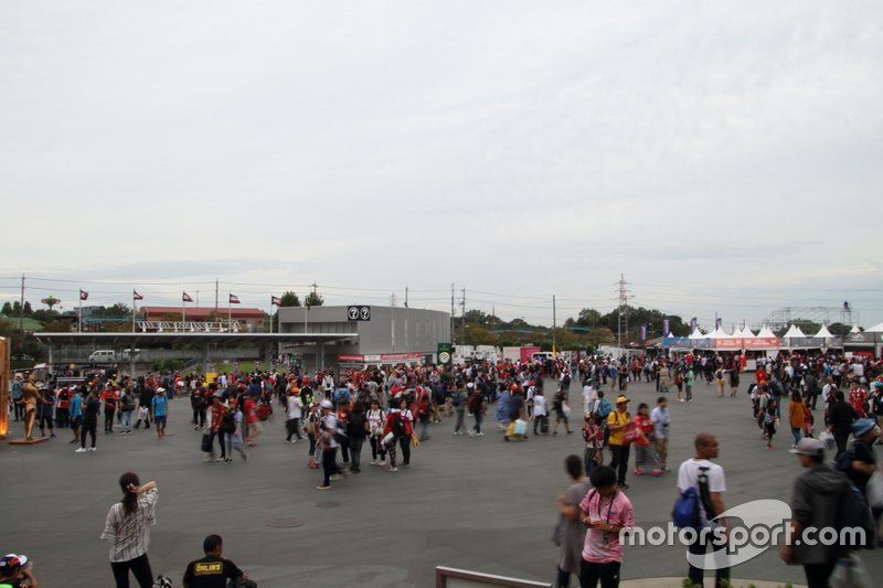 Fans salen del circuito de Suzuka 
