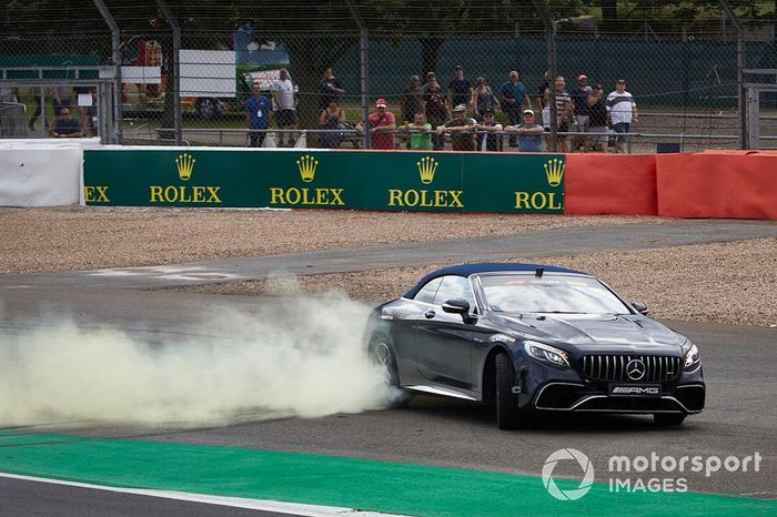 Lewis Hamilton, Mercedes AMG F1, lleva a Sir Frank Williams en un AMG S 63