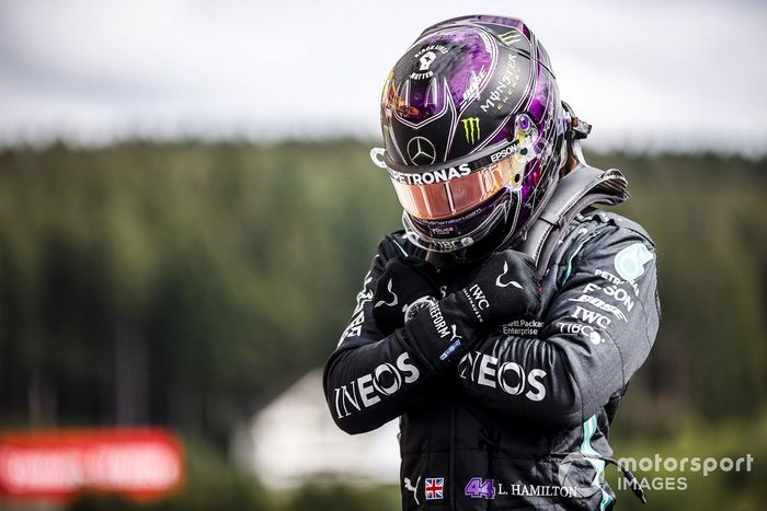 Ganador de la pole Lewis Hamilton, Mercedes-AMG F1 celebra en Parc Ferme 
