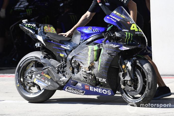 La moto de Valentino Rossi, Yamaha Factory Racing después de la caída